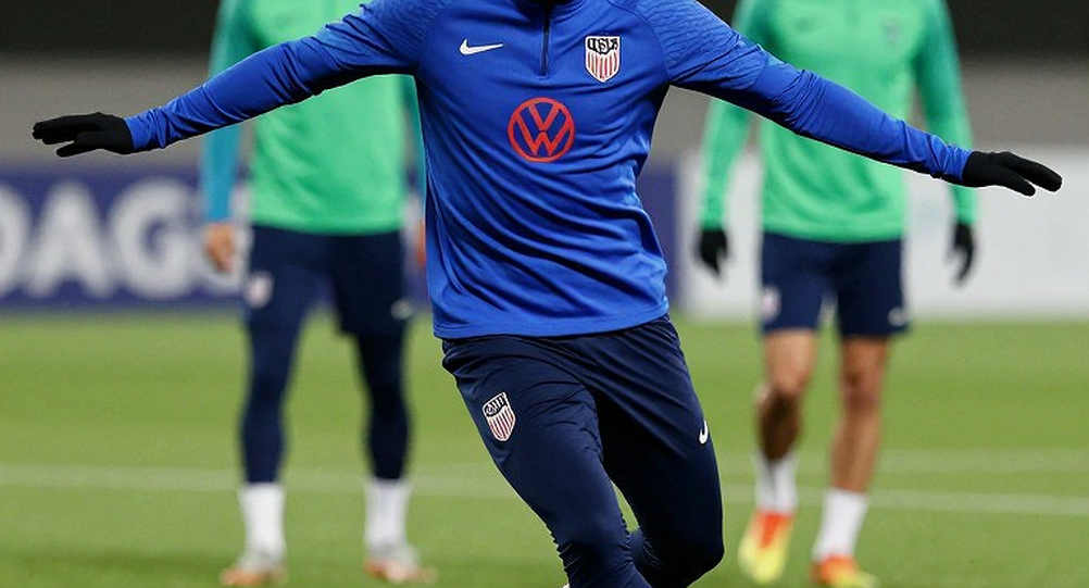Zion Suzuki và dòng tiêu đề đi trước dữ liệu ở Aston Villa
