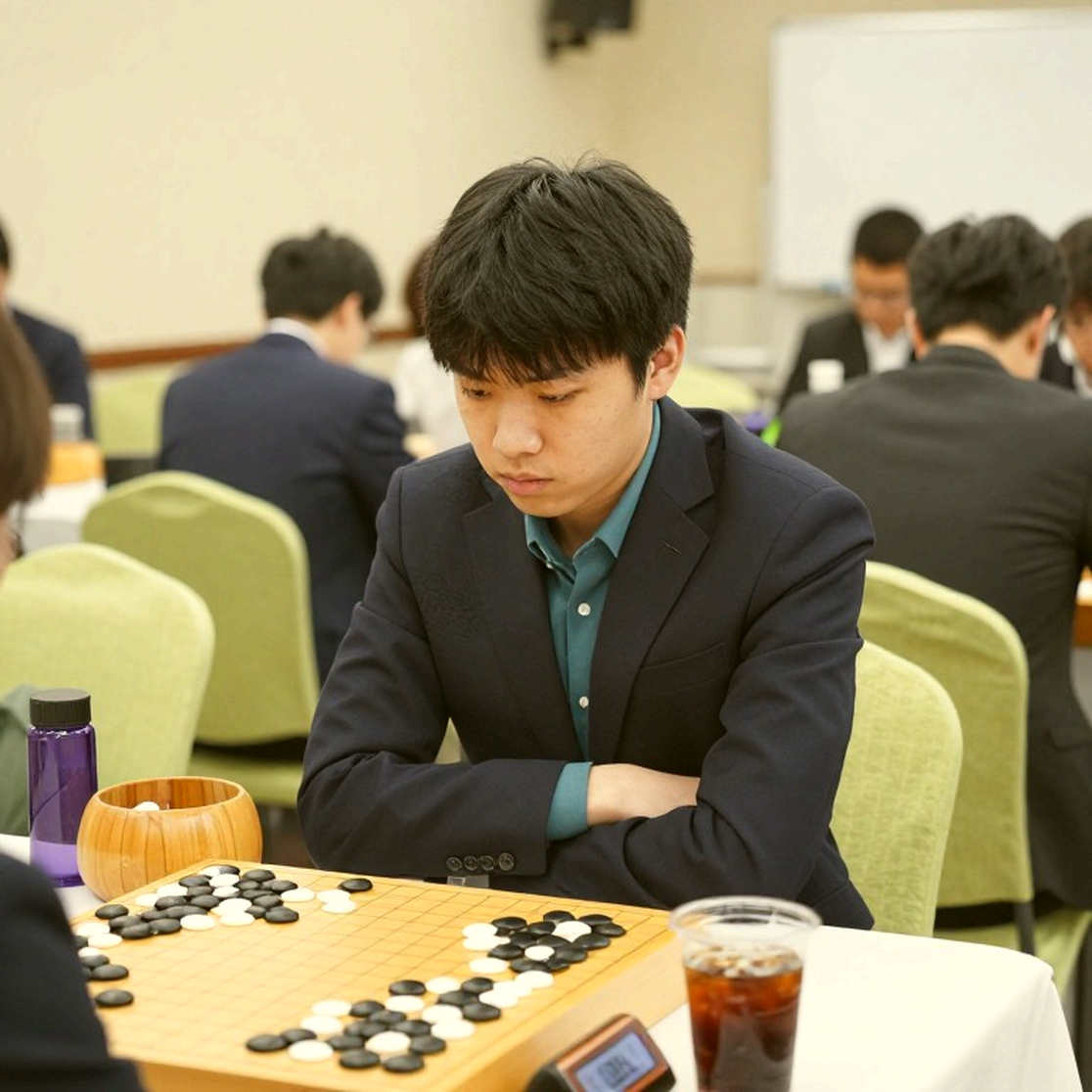 Nước 5.e5! của Sarana tại Olympiad: khi vị vua rời cung và một khai cuộc cũ được tháo dỡ