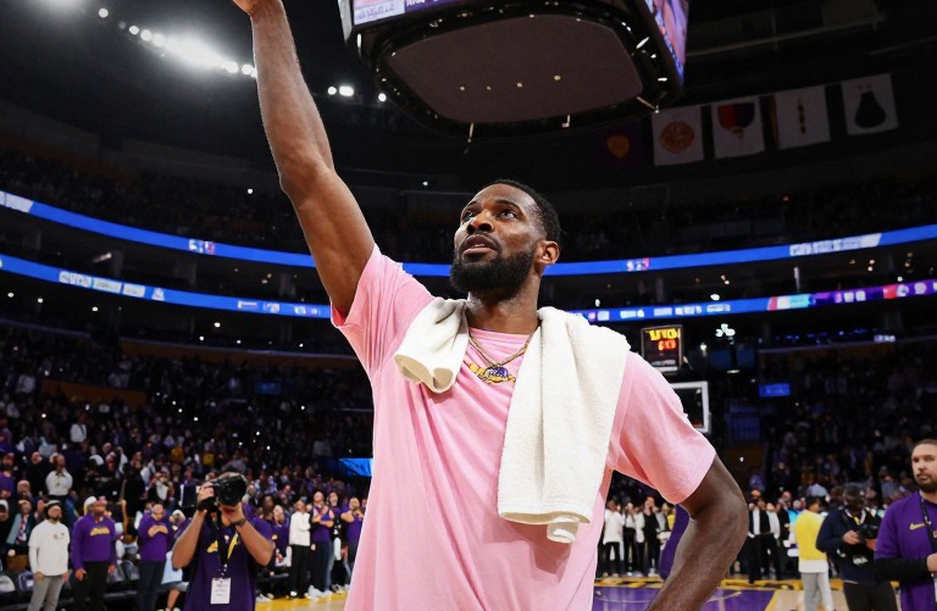 Khi điểm tựa Mike James rời sân: bài toán tái cấu trúc giữa mùa của Anadolu Efes