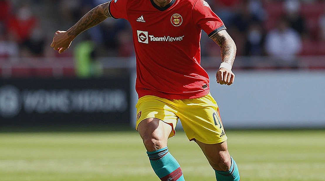 Lisandro Martinez và vết nứt giữa phòng thay đồ với phòng họp ở Man Utd