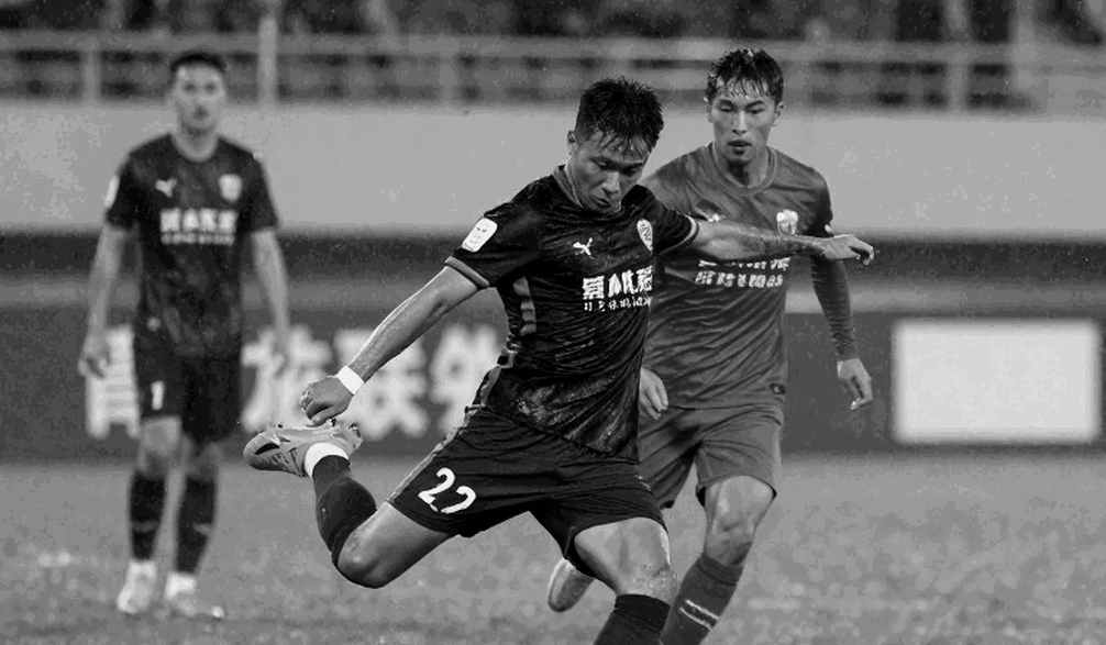 Hậu vệ hai hộ chiếu ở Eredivisie và cuộc đua tuyển mộ giữa Nhật Bản với Đan Mạch